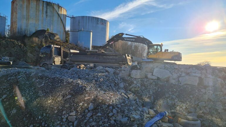 Gravemaskin ved to siloer